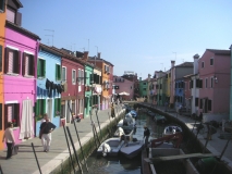 Burano: Kanál s barevnými domky
